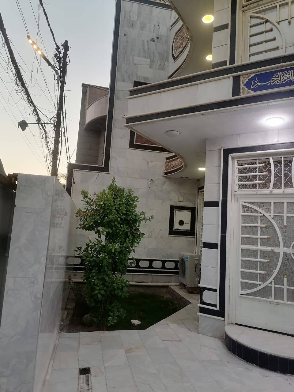 �🟨 يُعلن مكتب الساعة للعقار 🟨🟦
━━━━━━━━━━━━━━━━━━
🟩🏡 بيت للبيع – طابو صرف 🏡🟩

🟧📐 المساحة: 225 متر
🟥📍 الموقع: حي الإمام

🟪🏗 مواصفات البناء:
🔹 بناء حديث
🔹 واجهة مرمر أنيقة
🔹 طابقين

🟦 الطابق الأول:
🛏 غرفتين نوم
🛋 هول
🛋 صالة
🍽 مطبخ
🚿 مجمع صحيات
🚗 كراج

🟩 الطابق الثاني:
🛏 غرفتين نوم
🚿 مجمع صحيات

✨💎 فرصة ذهبية للسكن أو الاستثمار 💎✨

📞🟨 للاستفسار والتواصل:
📲 ***********
📲 ***********

🟦🏢 عنوان المكتب:
📍 الجمعية – قرب مجمع عشتار الطبي
