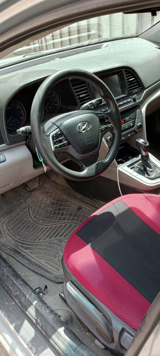 السلام عليكم 
للبيع هيونداي النترا موديل 2017 وارد أمريكي، حادثها جاملغ أمامي فقط، والسيارة ليبل واحد.
المواصفات: 
الحالة: نص فول، ماشية 123 ألف.
المحرك: يوجد راجز يحتاج تبديل/تنقيص دهن بسيط.
المميزات: شاشة لمس كبيرة، كاميرا دوارة، كير 6 نمر عادي وأوتوماتيك، 3 أنظمة قيادة، مانع انزلاق.
الرقم: بغداد باسمي.
السعر: 105 ورقة (10,500$) وبيها مجال.
الموقع: بغداد - حي القاهرة.
للتواصل: ***********.
