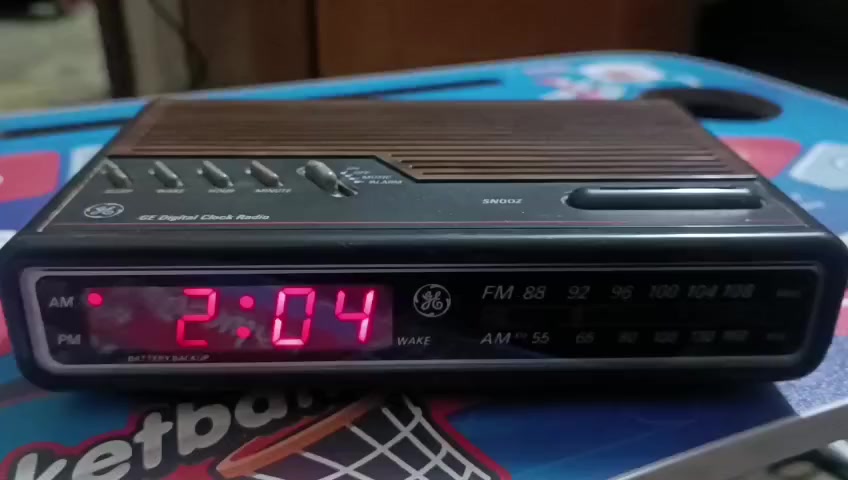 هذا الجهاز هو راديو منبه رقمي من إنتاج شركة جنرال إلكتريك (GE)، وتحديداً الطراز 7-4612A. يُعتبر هذا الموديل قطعة كلاسيكية (Vintage) تعود لفترة الثمانينيات والتسعينيات، وكان مشهوراً جداً في تلك الحقبة.
المواصفات والمميزات

الوظائف: يجمع بين ساعة رقمية ومنبه وراديو يدعم موجتي FM و AM.

التصميم: يتميز بواجهة سوداء مع أجزاء جانبية ذات ملمس خشبي (Faux Woodgrain) وشاشة رقمية حمراء.

الميزات الإضافية: يحتوي على خاصية الغفوة (Snooze)، ونظام احتياطي للبطارية للحفاظ على الوقت عند انقطاع الكهرباء.

أدوات التحكم: توجد أزرار علوية لضبط الساعة والدقائق، المنبه، وخيارات الراديو.


**إذا كنت صاحب هذا الإعلان وتريد حذفه لأي سبب، رجاءا أرسل رسالة إلى الدعم الفني**