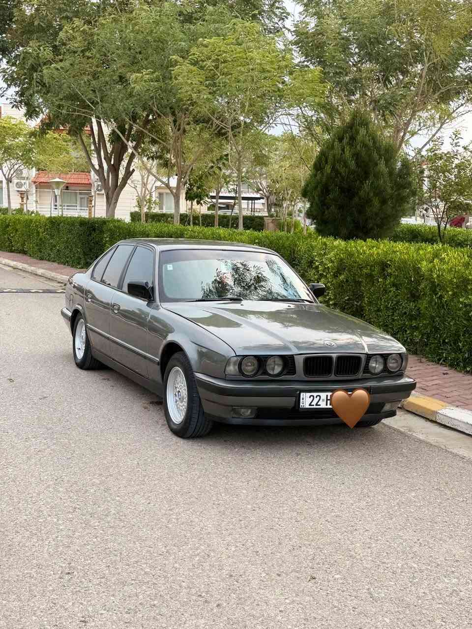 سلام عليكم للبيع بي ام 525 كير عادي موديل 1990جاهزه من كل نواحي رقم اربيل مميز سنويه 2030 جديد وبسمي  صبغ جماليه بدون ضربه بجم عريض محدث مكينه مسكر فانوس كير ابشرط جديد اكسل قفل تبريد ثلج صدر امامي خلفي جديد كهربائيات جديده وشغاله ومدوشمه السياره داينمو سلف كله جديد وسياره ربع دينار مابيهه مصرف سعرهه 59 وبي مجال مكاني ديالى خانقين ***********
