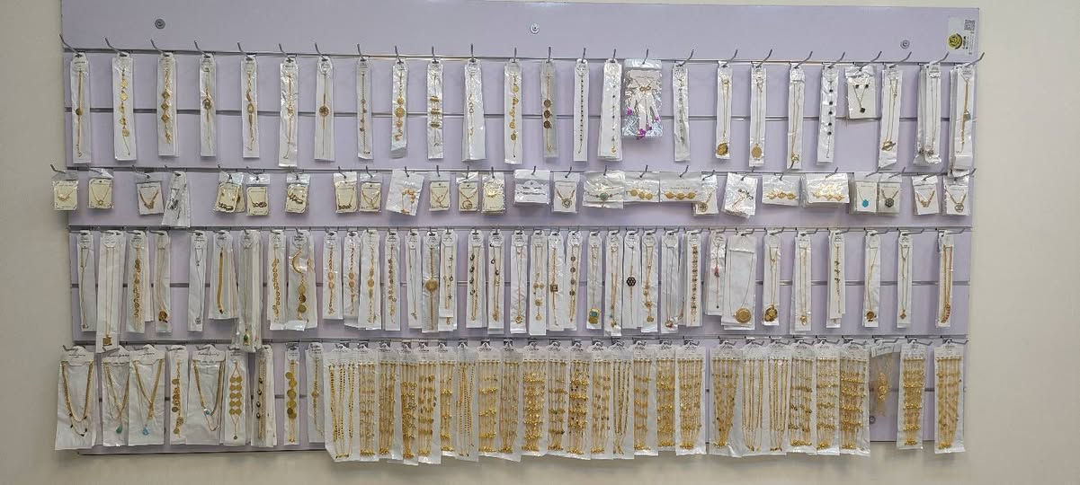 السلام عليكم
غراض محل للبيع 

عارضة وسطية المنيوم مترتين عرض

ستاند رفوف حديد 

ستاند حجابات وشالات 

بورد mdf عدد اثنين 

*********** واتساب
المكان بغداد شهداء السيدية
