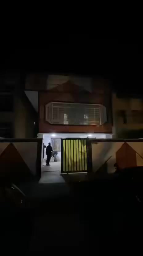 � بيت للإيجار – منطقة الميكانيك
بيت للإيجار بمساحة 250 متر في منطقة الميكانيك، يتكون من:

 • 4 غرف نوم
 • استقبال
 • صحيات 
     •      مطبخ 

💰 الإيجار: 800

📞 للاستفسار: ***********
