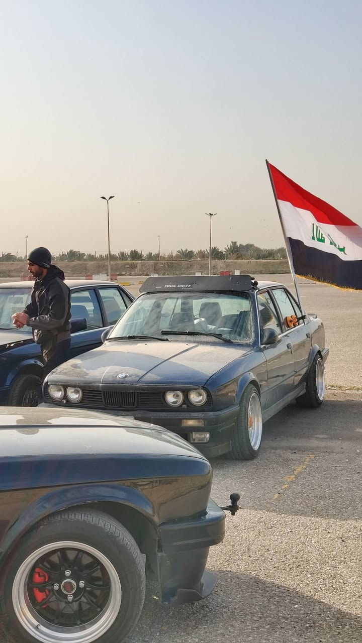 السلام عليكم
325/27 BMW E30  موديل 1990

رقم بغداد باسمي تحويل ثاني يوم 
سنوية نافذة 
صدر امامي خلفي نضيف 
كير zf ومحرك جديد اكسل كاردن بولبرانات امامي خلفي  كله جديد 
منضومة المي والبانزين وبلكات نوزلات كله جديد 
مسويلة ادامة كاملة 

محرك مكفول من نضوح وتبخير 
كير شورت شفت رياضي  

كهربائيات كله شغاله من كلوب صندوك لكلوب جكمجه 

 تبريد شغال 
السيارة جاهزة ترايك للبصرة 

علية اضافات ...

حاجب لايت اصلي 

دوس جانبية ايسي شنايزر

لحية خلفيه ايسي شنايزر 

سبايدر ام تكنك 2 

كزوزو رياضي كامل 

سوارات لدات متغير ع تلفون 

سستم صوت سمعات ودمام اصلي 

تخم تايرات ول ويل 16 تو سايز  جدد قبل شهرين شديتهن 

السياره بدون ضربة وبدون خياسات شواصي مكفولة من الزلغ تجي تفحص وتقتنع يلا تأخذه 

نواقصه سلايت عاطل ودوشمه للتنته 

مكاني بغداد ***********

السعر 58 وبيه مجال جدا بسيط
