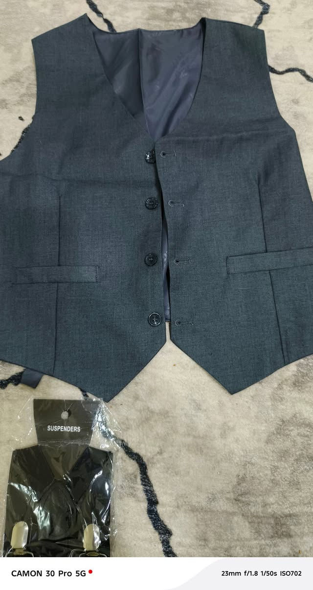 اخوان هذا قاط كامل طلعلي جديد والله بس كوي عايز
سعره 45 مع التوصيل يجي قياس160 قاط ولادي اعتقد اليعرف بالقياس اكيد يعرف الاعمار الي يلبسه
يجي 5 قطع 
بنطلون 
سترة
يلك
فيونكه
حمالات كتف
المهتم يتواصل وياي


**إذا كنت صاحب هذا الإعلان وتريد حذفه لأي سبب، رجاءا أرسل رسالة إلى الدعم الفني**