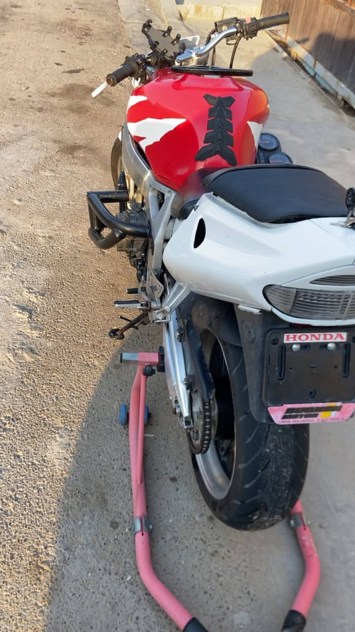 سلام عليكم شباب دراجه سيبي آر 919 مكفوله من كلشي نضافتهه كلش حلوه مكينه ما ممدوده عليهه سبانه قبل فتره ادامه كامله دهن وكاله دسكات وتايرات جدد زنجيل بلكات انجيكي آر اصلي كابريتو تنضيف يعني ما تخلي عليهه كلشي جاهزه دراجه  سعر ٢٠مكان بغداد زعفرانيه هاذ رقمي ***********
