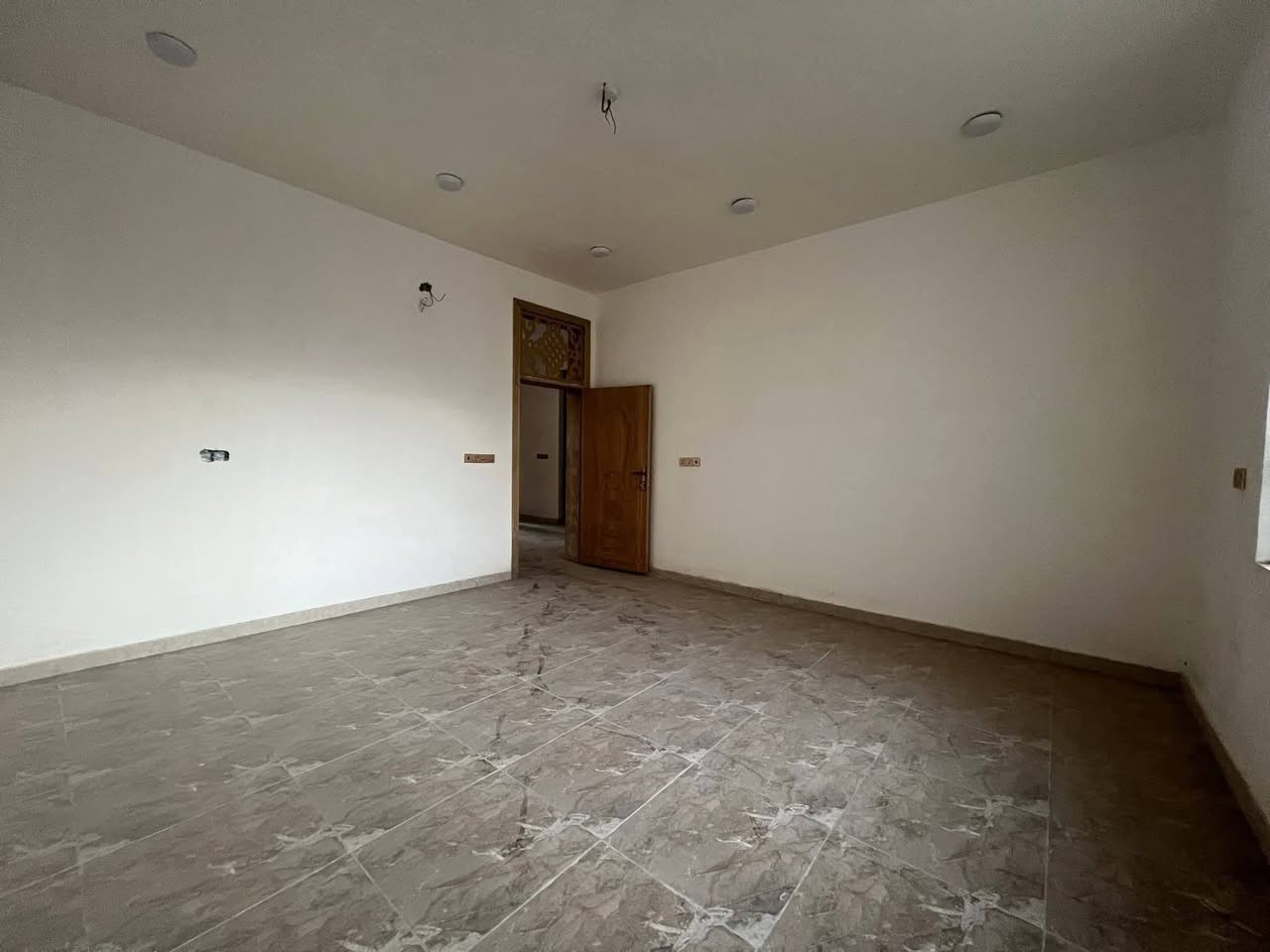 دار للبيع مساحه ١٤٥ متر واجهة ٧متر نزال ٢٥ متر غرفتين نـــــــوم وصاله وستقبال ومطبخ وطرمه ومجمع صحيات 
العنوان حي الفرات مقابل دائره الكهرباء الجديده شارع الصحفين سعر وتفاصيل اكثر الرجاء اتصل وتساب @***********@
