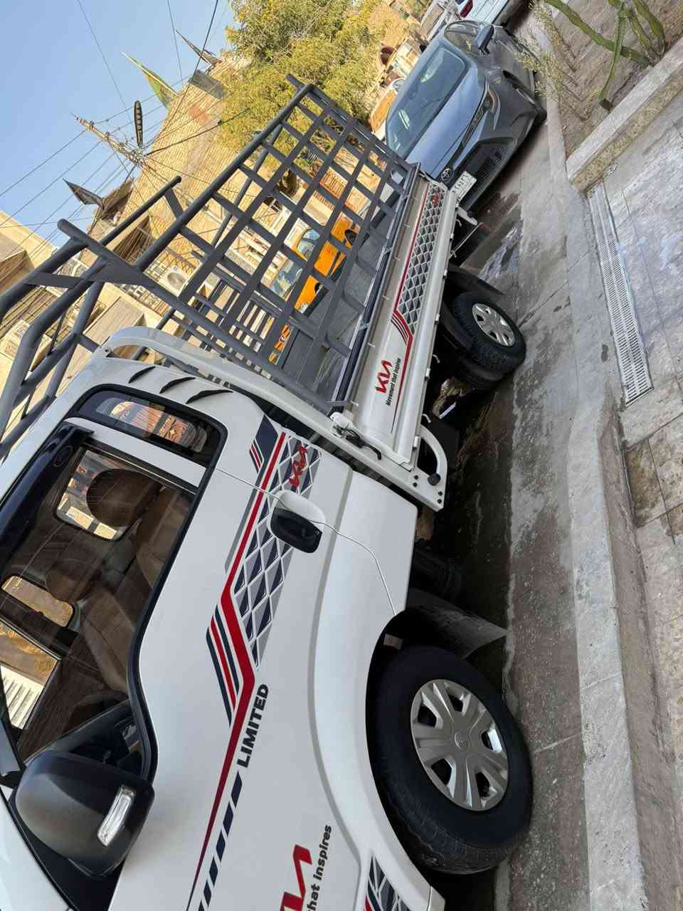 سلام وعليكم كيه بنكو للبيع سياره بعده جديده مماشيه رقم حولته  نكليزي شراي تصل عل رقم ***********
