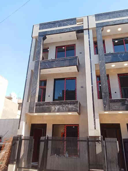 #دارين_تونات_للبيع_للبيع_موقع_مميز

✅زيونه____ محله 710 موقع سكني هادئ 

‼️‼️نضامي ليس توزيع 

⚜️- بناء درجة أولى  🚧2025🚧
 
‼️الحايط مو مشترك

⚜️-البيت يتكون من 3 طوابق 

⚜️-عدد الغرف 3 نوم 🛏️

⚜️-المساحه _____ 50م

⚜️-النزال ______ 10م

⚜️-الواجهه _____5م

#مكتب_حسين_الربيعي_للعقار

بيع - شراء - أيجار

📍عنوان_مكتب_زيونه الشارع الخدمي بالقرب من كاندي كيك 

للاستفسار 

***********
