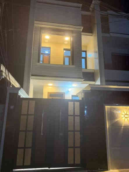 الدار للبيع 🏡 السعر /233وبي مجال 💛
بناء درجة اولى 
الشعب شارع عدن مقابيل مطعم حجي عادل
المساحة 100 م 
يحتوي الطابق الارضي على كراج وخدمات خارجية ومغسلة 
الدار مدخلين 👌👌
استقبال ومطبخ حار وبارد ومنور وخدمات وغرفة نوم
ويحتوي الطابق الثاني على غرفتين نوم وخدمات ومكان غسالة وبيتونة كبيرة
وسطحين 
(للاستفسار اكثر يرجى الاتصال على الرقم 
متواجد هذا الرقم على الواتس اب والماسنجر (*********** )
او على الرقم التالي ***********
او زيارة مكتب تبارك للعقار والمقاولات الكائن في شارع الاسواق المركزية قرب مطعم ميامي
