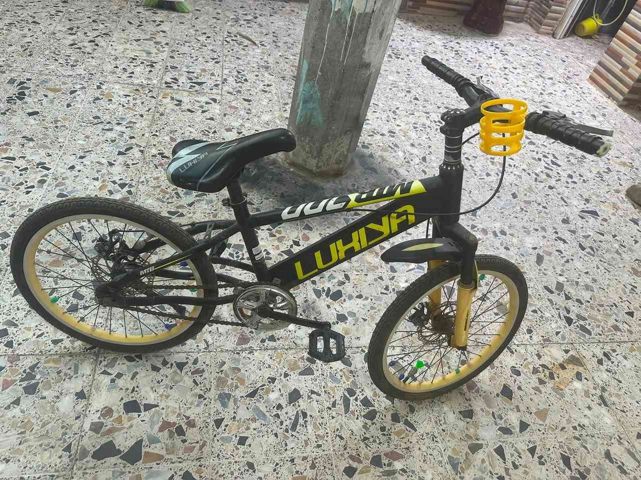 بايسكل  مستخدم للبيع عمر رابع خامس ابتدائي مااعرف حجمه


**إذا كنت صاحب هذا الإعلان وتريد حذفه لأي سبب، رجاءا أرسل رسالة إلى الدعم الفني**