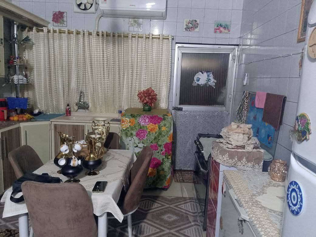 السلام عليكم جميعا للبيع للبيع فقط
بيت مساحة ١٠٠ واجهة ٥ الة ربع نزال ٢١ بناء سنة٢٠٠٥دبل فاليوم مسلح طابو ملك صرف  نظيف جدا الفديو موجود موظح البيت فرع عريض تقريب ١٥ متر عرضة  ديكور ونقش باب رئيسي موجود فقط اطلع واحد يشتغلة الك

بناء طرمة مدخل عالصالة وممر على طول بيت مدخل للمطبخ حولي بين مطبخ وصالة خدمات حمام وتواليت  مشترك وترك عرض مترين في ٣ ورة المطبخ 

طابق ثاني/غرفتين نوم كبار وممر بين الغرفتين طابق هم بيتونة وسطح عالجهتين على كبر الغرف النوم 

البيت كلة سيراميك جدران ورق جدران مغلفة مثل مموظح بالفديو السعر ٢٠٥مليون وبي مجال بسيط قفلة ٢٠٠ عنوان البيت 🏠 بغداد الجديدة النعيرية الفرع مقابل مدرسة ابن سينا ثالث بيت عن الفرع للااستفسار الااتصال على الرقم *********** البيع مباشر من صاحب دار بدون دلالية
