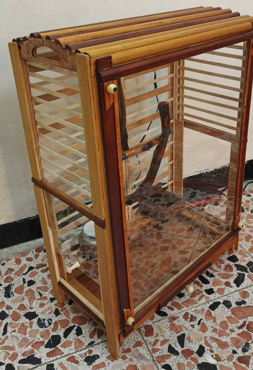 قفص بلابل خشب جديد  للبيع  الارتفاع ٧٠ سم
العرض سم ٥٠ العمق ٢٨ سم  الواجهه الاماميه تنفتح وقابل للتنظيف 
 وكل جانب باب جام سلايد  ويوجد فيه  اناره وجراره للاستفسار متواجد   ماسنجر  واتساب   ***********
يوجد توصيل
