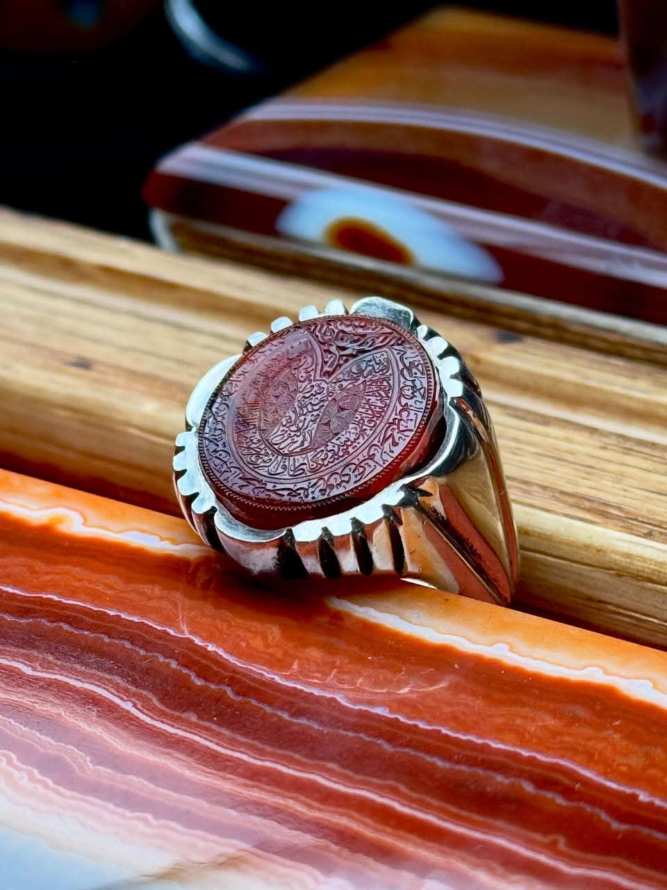 ♦️الفاخر من العقيق اليماني الأحمر المزعفر
قطعة استثنائية تجمع بين جمال الحجر وروعة النقش

♦️يتوسطه نقش يدوي دقيق يحمل لمسة الخطاط المميز فاروق

♦️تفاصيل النقش

💎البسملة بارجست

💎المدار الاول

 إنّـي أريد أمانا يا ابـن فاطمة .. مستمسكاً بيـدي مـن طـارق الزمـنِ* *مـن فاطـم وبنيهـا ثـم والدهــا .. والمرتضى حيدرٌ أعني أبا الحسنِ

💎المدار الثاني

اسماء الائمة

♦️حيث تتداخل الحروف بانسيابية داخل إطار دائري مليء بالتفاصيل الدقيقة التي تعكس مهارة عالية في فن نقش الأحجار الكريمة

♦️أما الصياغة فهي صياغة يدوية متقنة يحيط بالحجر بشكل تاجي أنيق يمنحه حضورًا قويًا وهيبة واضحة على الإصبع

قطعة تجمع بين:
✨ أصالة العقيق اليماني
✨ دقة النقش اليدوي
✨ فخامة الصياغة 

💎خاتم يليق بمن يبحث عن التميز والقطع النادرة


**إذا كنت صاحب هذا الإعلان وتريد حذفه لأي سبب، رجاءا أرسل رسالة إلى الدعم الفني**