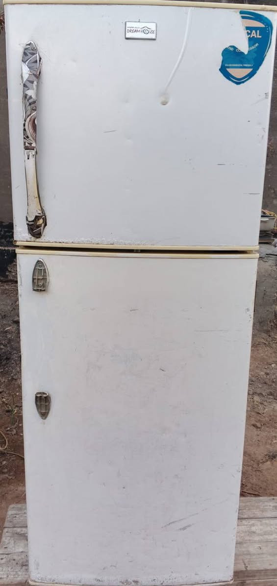 بما انو باجر جمعه
ثلاجه نضيفه حجم الكبير تبريد ثلج شغاله واي خلل مابيه 

مجمده حجم وسط نضيفه وكل خلل مابيه فقط تبريد مالتها ميشتغل 
استفسار خاص او اتصل عرقم ***********
