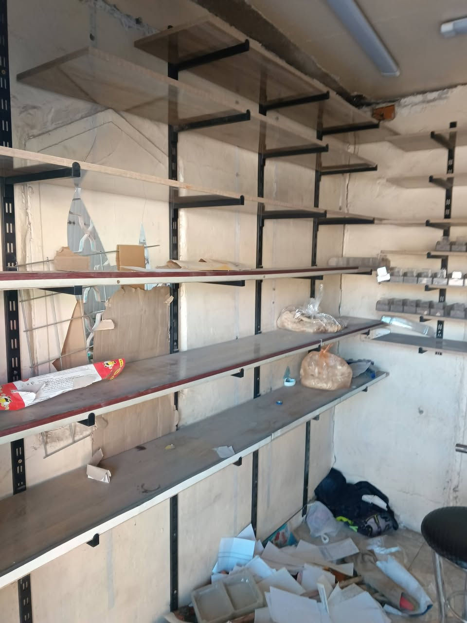 رفوف محل للبيع***********
