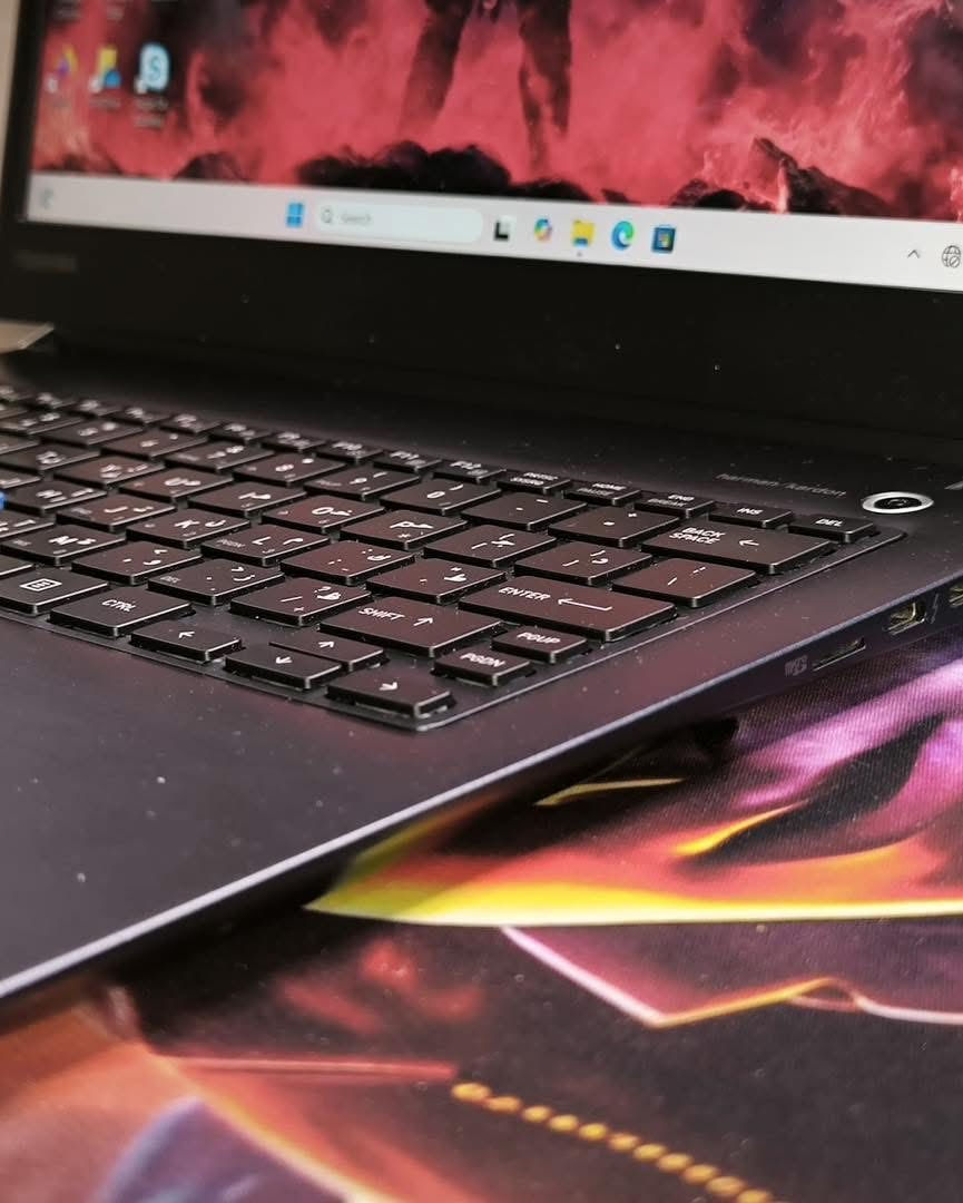 🔥 تدور لابتوب خفيف وسريع؟ هذا خوش خيار!
💻 Toshiba Portege X30-E – لابتوب توشيبا بورتج

✨ نحيف كلش وخفيف، تشيله وين ما تروح

⸻

⚙️ المواصفات:
 • المعالج: Intel Core i7-8650U – الجيل الثامن، فئة U، 8 نوى. سريع وموهّن.
 • الرام: 16GB DDR4
• بيه سلوت فاضي للتطوير بعدين
• واحد بيه 16GB جاهز
 • التخزين: Samsung 256GB SSD M.2 NVMe – يفتح البرامج وينطلق بسرعة
 • كرت الشاشة: Intel UHD Graphics 620 – ممتاز للشغل والدراسة والمشاهدة
 • الشاشة: 13.3” FHD Touch – لمس كامل ودقة عالية
 • الكيبورد: ضوئي ليزري – عربي وإنجليزي

⸻

💰السعر  بس320
***********
راسلنا ونساعدك تختار اللابتوب المناسب
