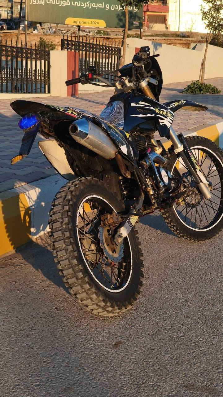 سەرەتا بە ناوی خودا، 
کەویار مەکینە ٢٠٠ لە قوەتی خۆی بێزارە،
شتێکی جوان مەقول کامل کارەبای ئیش دەکات دوو جووت تایەی لۆکی لە ژێردایە لە ڕەسم کان دیارە،
تەنها سەری بانزین کەی کەوتوە تۆزێ ڕۆنی لێ دەڕوات جێگەی باس نییە،

لە سلێمانیم،  

نرخی ٦٠٠ هەزار مامەڵەیەکی برایانەی تێدایە. السليمانية, العراق


**إذا كنت صاحب هذا الإعلان وتريد حذفه لأي سبب، رجاءا أرسل رسالة إلى الدعم الفني**