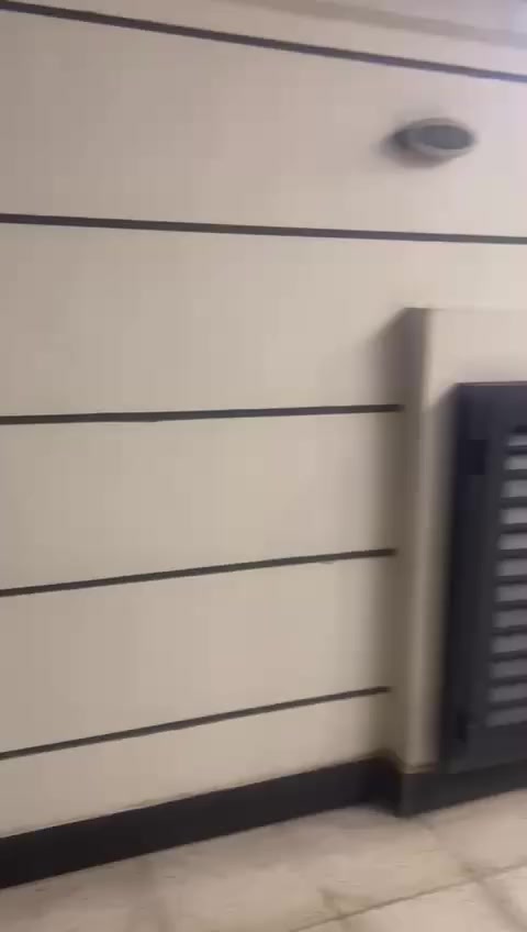 السلام عليكم للبيع مساحة 140 متر زراعي شارع المستشفى الجديد الفضيلية العام منطقة حلوة ومرتبة. بيت درجة اولى بناء 2025 طابق ونص فول كراج سيارة وحمام خارجي ا
استقبال كبيرة
صالون
مطبخ 
حمام داخلي 
ترك 
غرفة نوم ارضي 
صالة فوك 
غرفة وحمام فوك سويت 
صطحين كامل البيت 
*********** السعر 110 وبي مجال 
المنطقة زراعي بس مكاتبة عندي
