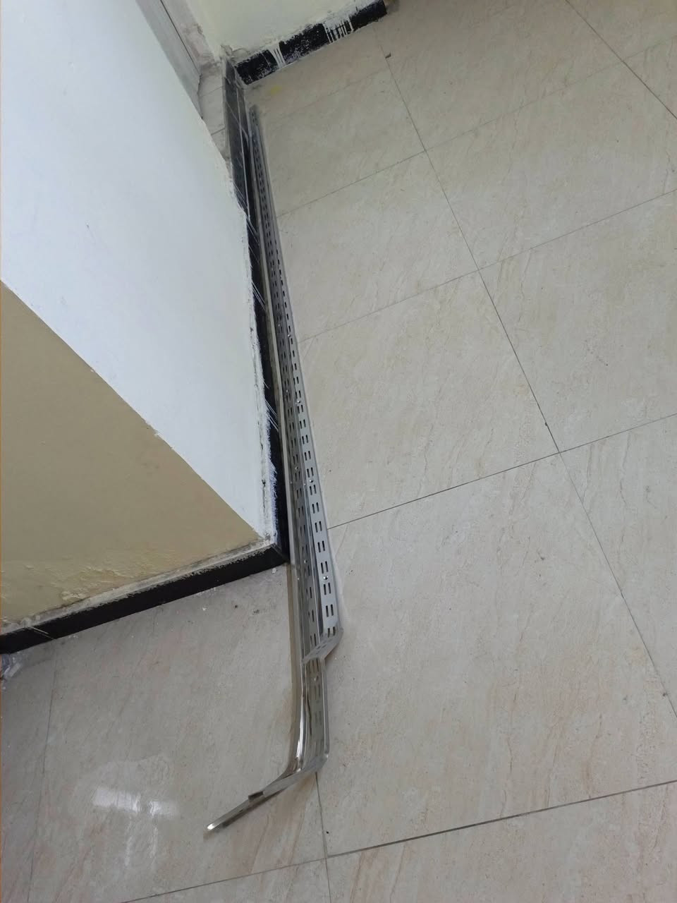 رفوف مع ستاند اكسسوارات
للاستفسار الاتصال واتس ***********
