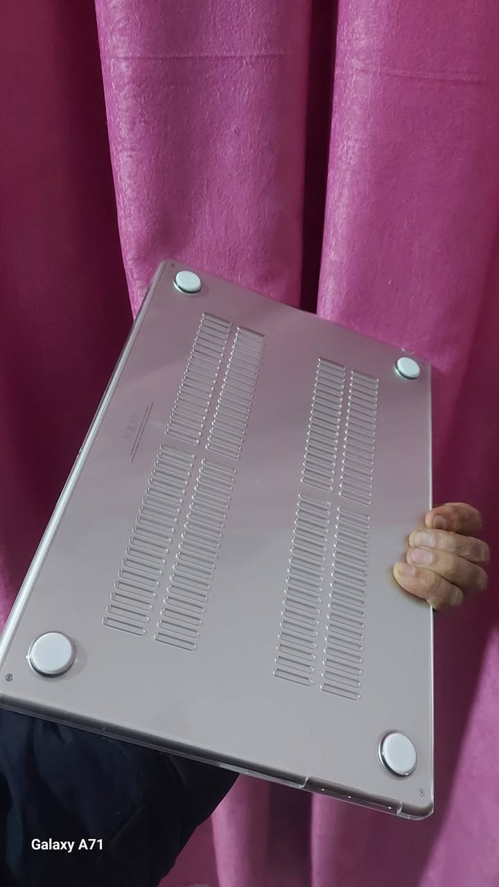 ماك بوك اير٢  رام ٨ هارد ٢٥٦ نظافة مية  رقم ***********
