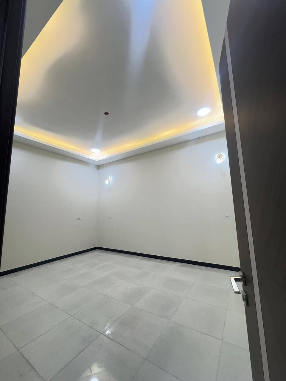 🏡 دار حديث للبيع – تسليم مفتاح 🔑
📍 الموقع: البصرة / أبي الخصيب / أبو الجوزي
📐 المساحة: 200 متر مربع
🏗 البناء: طابقين – بناء درجة أولى
🔹 تفاصيل الدار:
6 غرف نوم
صالتان
استقبال
مطبخ حار + مطبخ بارد
صحيات متكاملة
كراج
حديقة

تسليم مفتاح جاهز للسكن
📄 الملكية: طابو زراعي عراقي

السعر 195 رقم جوال ***********
