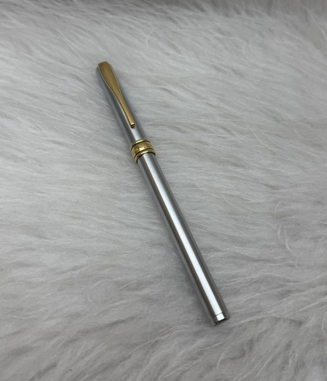 Aurora Magellano Metal
 قلم اورورا حبر 
ايطالي المنشأ اصلي
انتاج خاص للمستكشف (فرديناندو ماجلّانو)
ستانلس ستيل (لامع)
ريشة(سلاية) طلاء ذهب 
جنكال+ حلقات طلاء ذهب
حجم الخط M
قطعة مميزة 
مع العلبة الاصلية و الكرنتي
للاستفسار المراسله على الخاص او الاتصال بالرقم  *********** 
يوجد خدمة توصيل داخل بغداد و محافظات⁩
