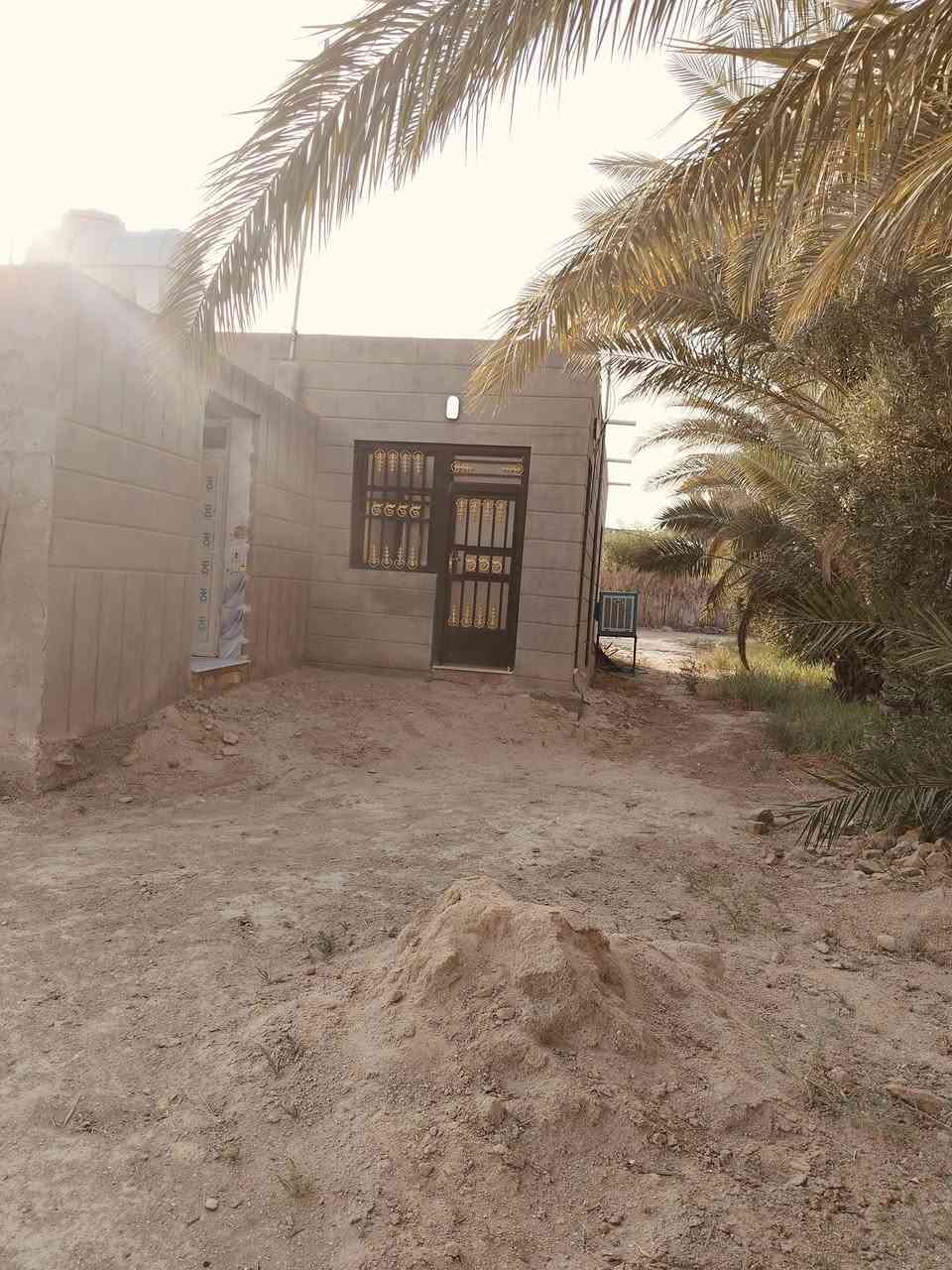 السلام عليكم  ارض لبيع اربع دونمات مكان قضاء عفك  ارض تحتوي على  اكثر من  80نخله مثمر تكدر سويه بستان تسحب فلوس  متوفره كل خدمات ماء كهرباء موالد شارع تبليط بيه  مضيف  جديد  وكامل بس  بيت قديم حيل بلوك تعبان  يتفلش  طابو زراعي مدور باسم مشتري مباشر  ارض تصلح حقول  دواجن حلال  وهيه بيه  هم حقل حلال  همتين وتصلح قطع سكنيه  تبعد عن ولايه بس تلث دقايق قريبه  استفسار مراسله صفحه او اتصال على هذه رقم ***********
