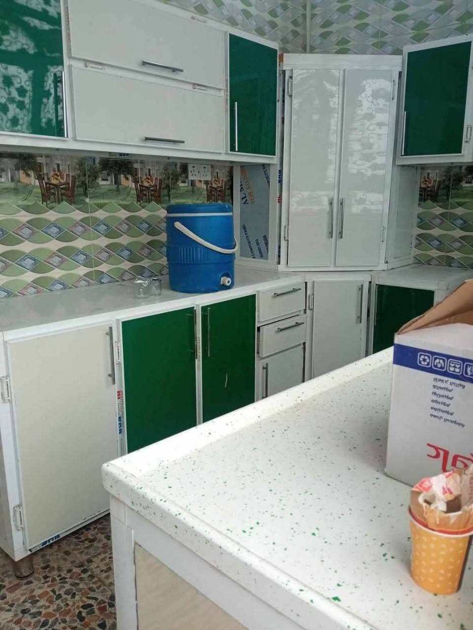 بيت للبيع  سند 25
مكون من:  غرفة نوم 1 وستقبال ومطبخ وصحيات داخلية وخارجية 
ودرج الى البيتونة صغيرة تصلح مخزن او غرفة صغيرة 
مساحة البيت 100م الموقع شارع 100 الجديد اسم المنطقة الطينية 
قريب على شارع مسافة 300 او 400م 
السعر 50 وبي مجال 
للاتصال *********** ابو اثير 
*********** علي
