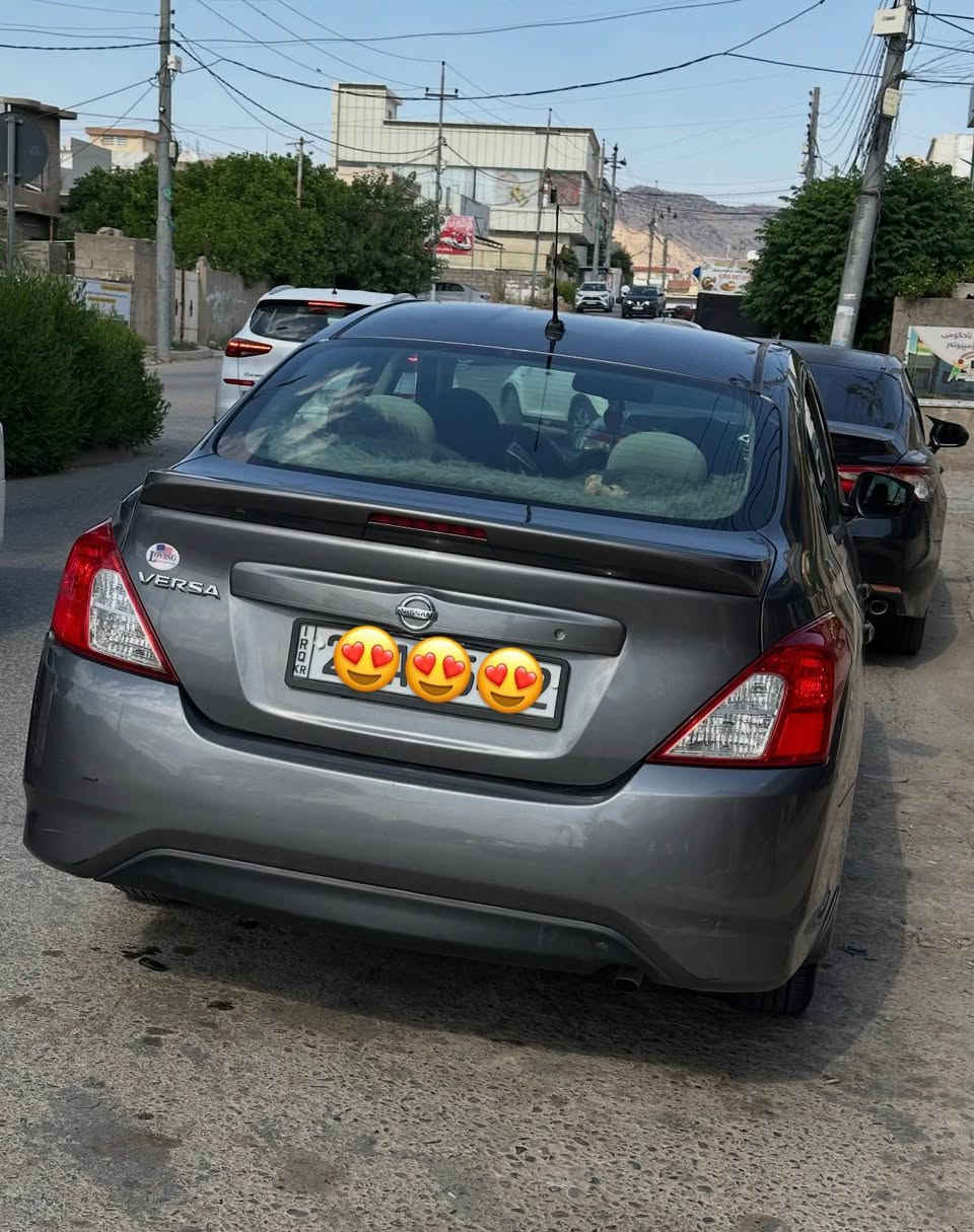 نیسان ڤێرسا ئۆتۆماتیک
١٨٠ هەزار مایل ڕۆیشتووە 
جام سەر چۆپی 
ڕەنگی نەفتی 
نرخ (٩٩) کەمەک معامەلە
سەنەوی ژینگەی نوێیە
سەیارەکە زۆر خاوێنو پاکە ماڵی دۆستە
گێڕوو مەکینە بەشەرت 
هیچ کێشەیەکی تێدا نییە 
تەنها بۆنیتی هەیە چەملغی سایەق کەمێ سادەکوورتە سەقفەکەشی  دوو سێ قنجی پێوەیە ..
*********** كويسينجاك, أربيل
