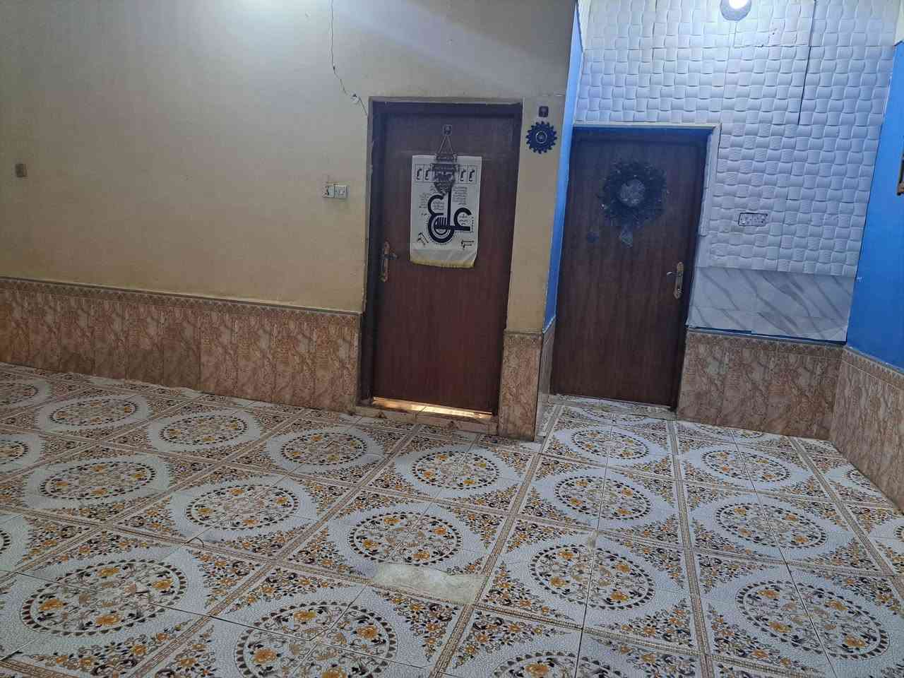 بيت للبيع بحاوي العباس يتكون من غرفتين وصاله كبيره وديوانيه ومطبخ وحمام وصحيات بره السعر ٣٠وبيه مجال والمساحة ٢٠٠متر ***********
