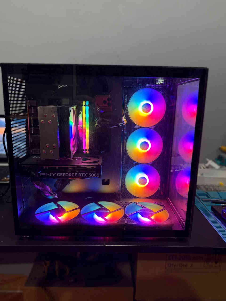 Gpu:rayzn 7 5700x
Cpu:5060 8 GB oc pny 
Ram:16 rgb 3200 mhz hp
Psh:650 watt 
Mth:B 550
Hard:512 ssd 
Cooler:cooler air mass
Case :game max infnity 6fan rgb 

کەیسی زۆر زۆر بەهیز بۆ گەیمینگ و دیزاین زۆر بەهیز 
زەمانی ٣ مانگی هەیە 
گەیاندن بۆ هەموو شوینیک هەیە 
نرخی 
١١٣٥٠٠٠
٨٠٠$
***********
*********** أربيل, العراق
