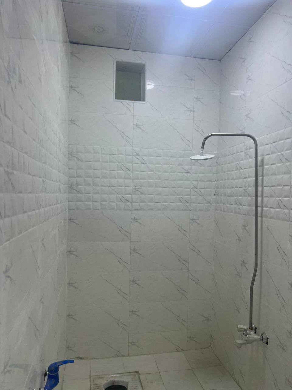 يتوفر لدينا بيت في الجزيرة اليوبه قرب مدرسة الصقر يتكون من غرفتين وصاله ومطبخ واستقبال وصحيات خارجيه وداخليه السعر 75وبي مجال *********** البصرة, العراق
