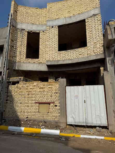 بسم الله

            #دارسكنَ_للبيع

¬حي الصادق
¬قرب ابو ببسي القبطان
¬ثاني بيت عن شارع رئيسي
____________________
            ¦تفاصيل الدار
¬المساحة 125 متر واجه 6 وربع في 20م
¬غرفه وصاله مطبخ واستقبال صحيات
الثاني غرفيتن وصاله كبيره صحيات 
¬بناء كونكريت حديث جدا
¬طابقين مثل ماموجود بالصور
¬الماء والكهرباء ولباخ جاهزه
¬النواقص بس سيراميك بياض بوب خارجيه وداخليه
¬مطلوب إسكان ٤٥ مليون
¬السعر ١٧٥ مليون وبيه مجال
_________________________
 يرجا الاتصال على الأرقام التاليه
***********

***********
                                     التوفيق من الله
