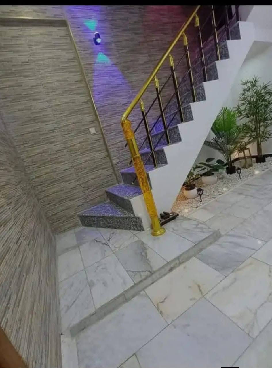 وعليكم السلام 👋

🏠 *بيت للبيع - بابل حي الصحة*

*المساحة:* 100 متر مربع - واجهة 10 متر  
*الحالة:* حديث وجاهز للسكن

*تقسيم البيت:*
- *طابق أول:* كراج سيارة + استقبال + هول + مطبخ + صحيات
- *طابق ثاني:* غرفتين + صحيات
- *طابق ثالث:* غرفة حجم كبير

*الموقع:* 
حي الصحة - شارع الكورنيش - مقابل مخبز الكورنيش  
قريب جداً على الشارع الرئيسي

📞 *للاستفسار:* ***********

إذا عندك صور للبيت دزها وأسويلك إعلان مصمم مرتب للنشر مباشرة.
