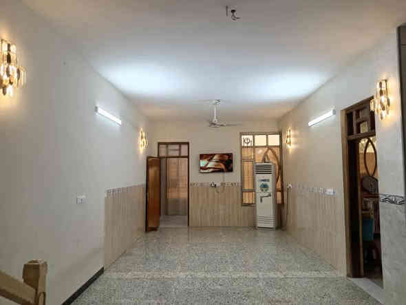 سلام عليكم عندي بيت البيع مساحت 500 متر عدد غرف نوم 3 مطبخ صاله  كراج صحيات خارج وداخل لاستقبال 10 أمتار عنوان بغداد سياحية بانزين خانه جواهر شارع تجار ولستفسار عى رقم ***********  طابو سند 25اااااااالسعر 145
