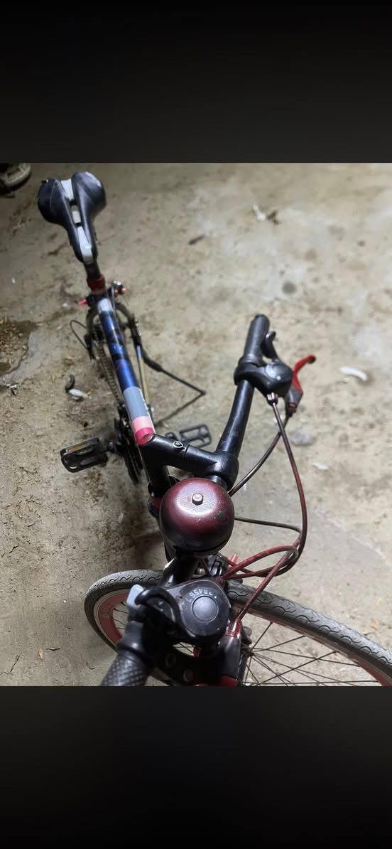 للبيع او مراوس بC700 غير لون
السلام عليكم بايسكل C700 ياباني 
ماركة ALTON  اليابانيه 
البايك مختم من الطول للطول 
وكل اجزاء الهيكل ختم واحد حتى الكشن 
سيستم شيمانو.. كير بريكات بدالات 
✈️🔻ملاحضه\ البايك فافون  يعني وزن ريشه حتى اخف من الالمنيوم 
الون..  نيلي طافي 
المواصفات.. 
1\ بريك امامي خلفي شغالات 
2\ كيوره البدلات كلها شغاله امامي خلفي 
3/ المكينه 3×7 سستمهن شيمانو 
4/جوابة جدد وتايرات اصليات 
5\وباقي مواصفاته معروفه 
............ 
🔻السعر 135  وبيه مجال بسيط
و البايسكل فافوننن مو حديد 
🔻مكاني بغداد الاعلام 
***********
