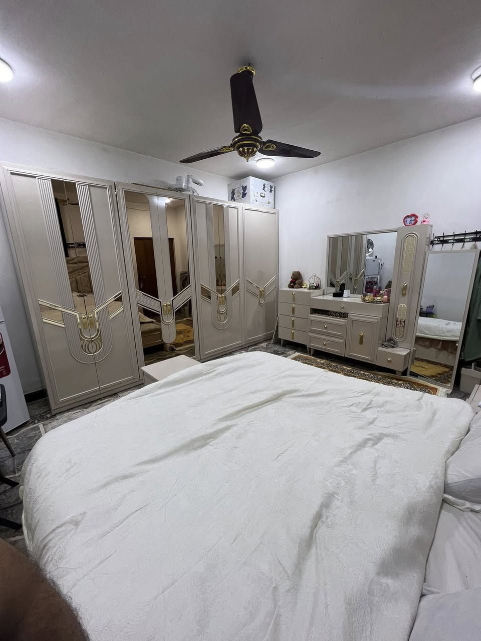 غرفة نوم تركي وزن الثقيل اصدار 2025 صارلها  5 اشهر من شادهة سبب البيع حولت بمكان غرفة اصغر نضافتهة 100 % سعرهة 1750 للستفسار ***********
