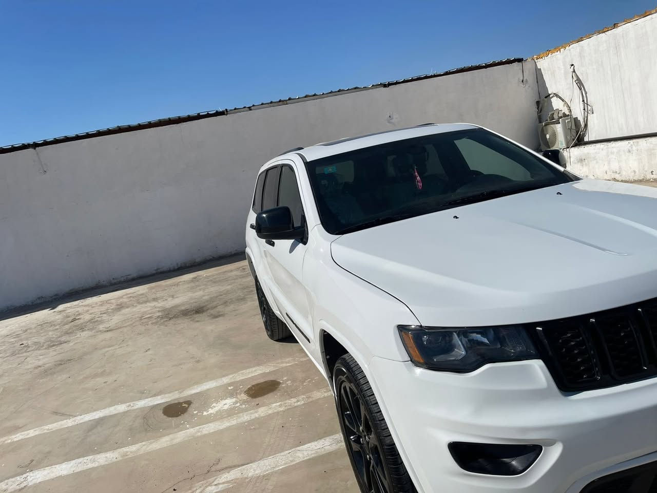 جيب كراند شيروكي ليميتد بلاك توب
موديل ٢٠٢٢ مواصفاتها كلش حلوه اخذتهه قبل ٥ شهور كملتهه ودللتهه ومجاي اطلع بيهه لانه اني عسكري تفويلة البانزين المحسن اظل بيهه شهر كامل 
اريد )مراوس( بهايبرد ٢٠٢٤ بس كون حادث بسسيط
سنويه باسمي/ سكني بغداد 
تليفون ***********
