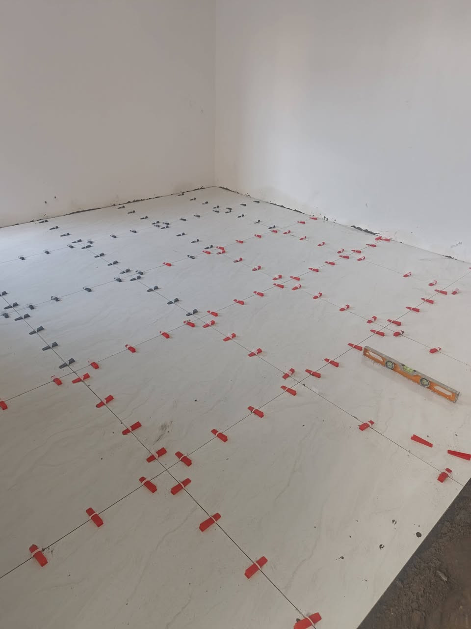 السلام عليكم ورحمه الله وبركاته عمل سيراميك ارضي جداري درج نعمل بالمتر والمقطوعه مكان العمل البصره استفسار ***********
