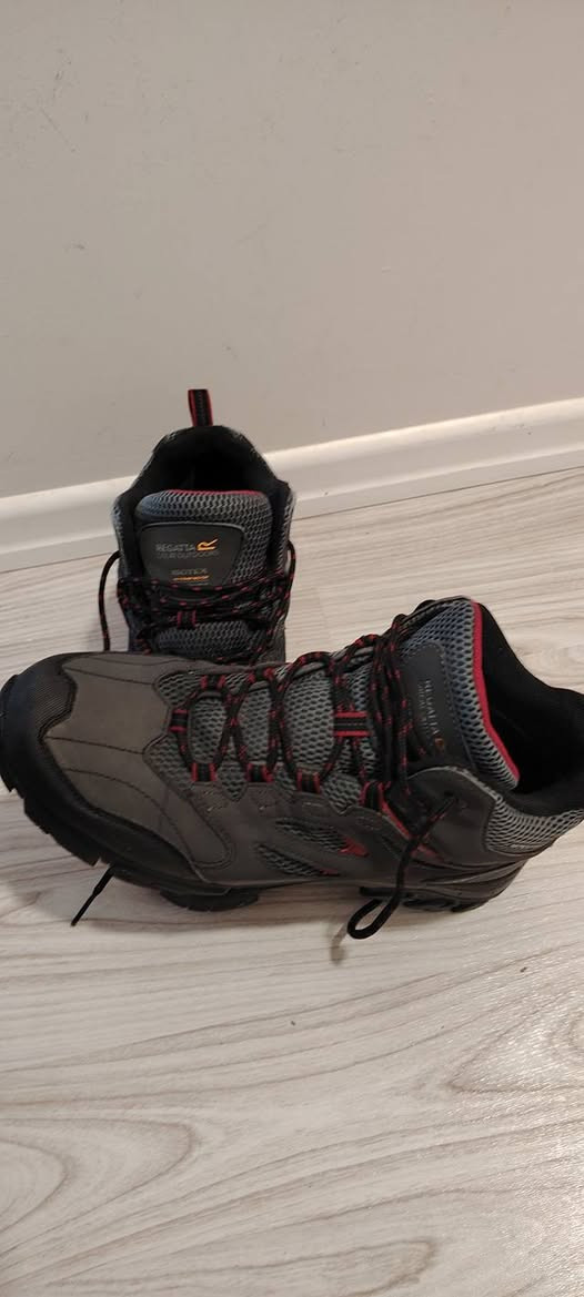 Regeta
العنوان: رفيقك المثالي للمغامرات والهايكنج! 🏔️🥾
​حذاء Regatta Holcombe IEP المصمم خصيصاً ليتحمل أصعب الظروف الجوية والتضاريس الوعرة.
​مقاوم للماء: بفضل تقنية Isotex، يحافظ على جفاف قدميك تماماً في المطر والطين.
​نظام IEP: نعل متطور يوفر ثباتاً فائقاً ويمنع الانزلاق على الصخور والأسطح الرطبة.
​راحة وحماية: حماية إضافية عند الأصابع والكعب لضمان سلامة قدمك أثناء المشي لمسافات طويلة.
​جودة عالية: خامات متينة تدوم طويلاً وتسمح بمرور الهواء.
​المقاسات المتوفرة: [اكتب المقاسات هنا]
السعر: [45000]
للطلب: يرجي ارسل رسالة


**إذا كنت صاحب هذا الإعلان وتريد حذفه لأي سبب، رجاءا أرسل رسالة إلى الدعم الفني**