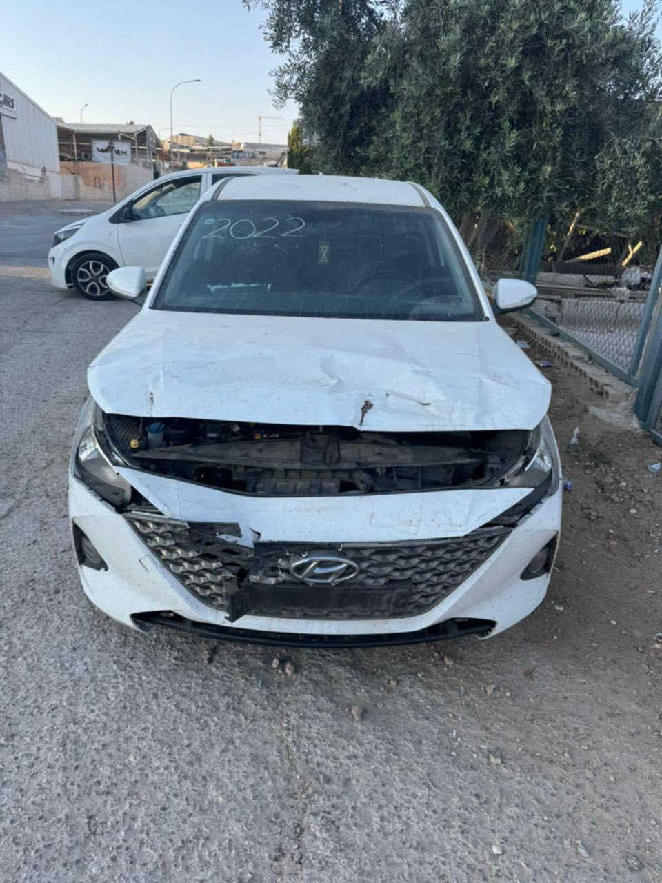 اكسنت 2022 خليجي بسمي محرك 1400  بيها قتعتطين و بل باب السياق و الي وره شوي صبغ خارج مو هين السعر 120 و بيها مجال العنوان موصل الايسر ***********
