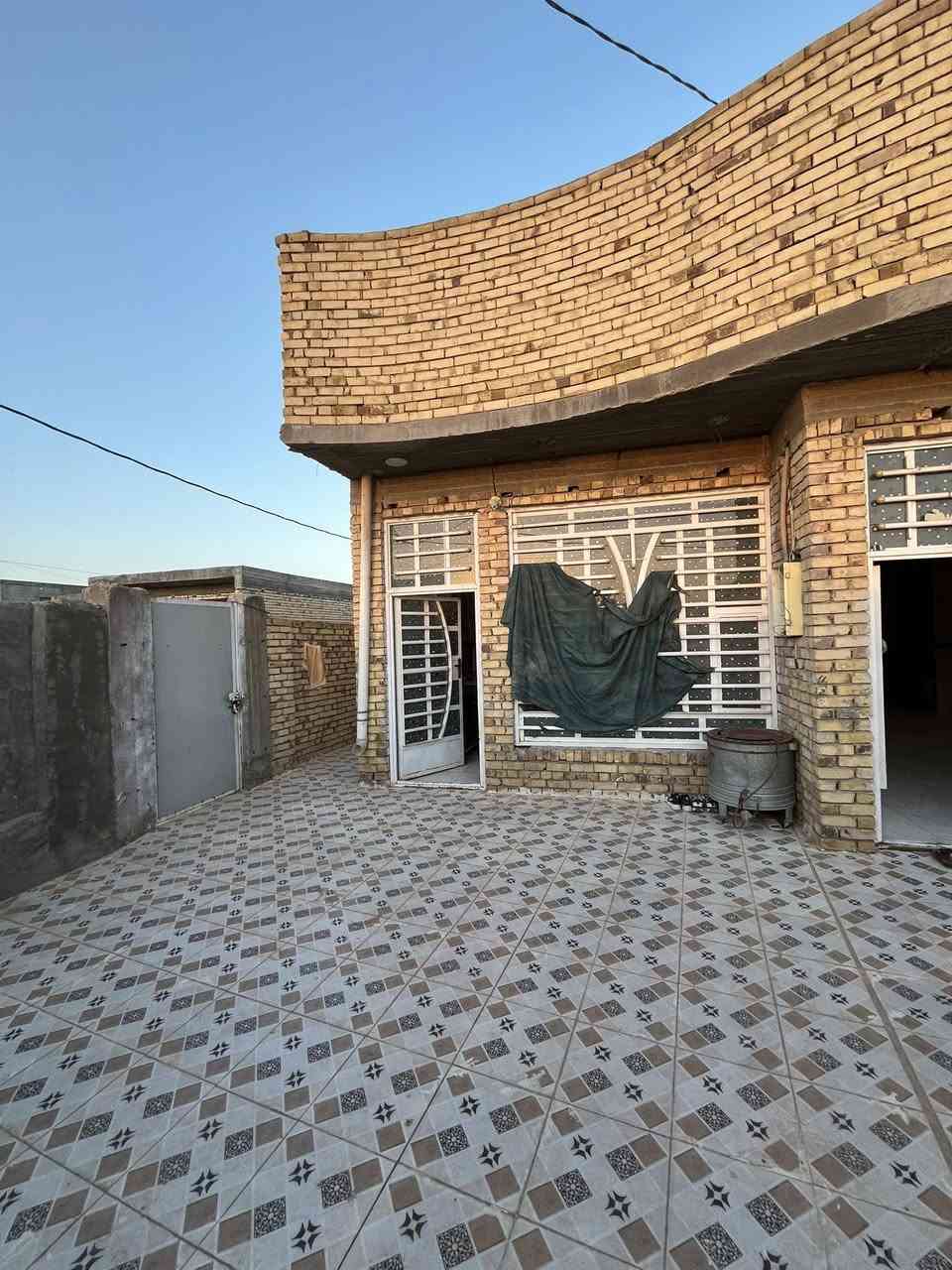 دار للبيع 🏠
المساحة // 300م 
الموقع // طريق المعاره ( حي السجاد) قبل مجمع مناف
السعر //75 وبي مجال 

البيت طابوك والسقف صب كونكريت ##
## صاله 
استقبال 
مطبخ 
غرفتين 2
صحيات خارجيه وداخليه 
طابو زراعي سند 25

الاستفسار اكثر اتصل او مراجعة مكتب ( البرق الهندسي )
الكائن طريق المعاره مقابيل الغسل 
***********
***********
