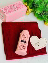 بوكس هدايا • سكارف ميكاسا • عطر ناو الوردي