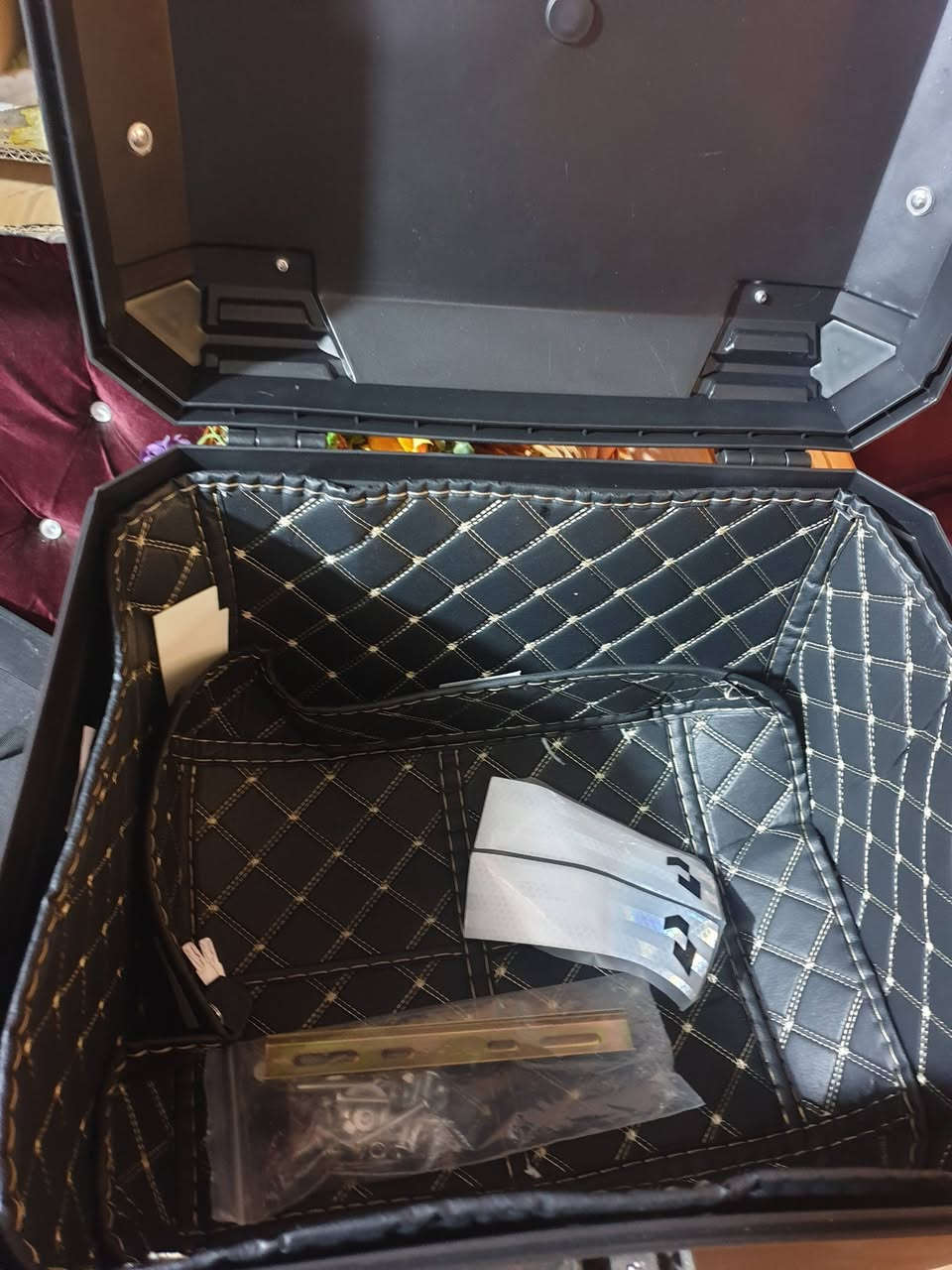 صندوق دراجة مع كامل ملحقاته
عرضه ٤٥ سم
عرضه٤٠ سم
ارتفاعه ٣٥ سم
السعر ٨٥ الف
 للتواصل و الاستفسار خاص مازنجر او على الرقم التالي ***********
