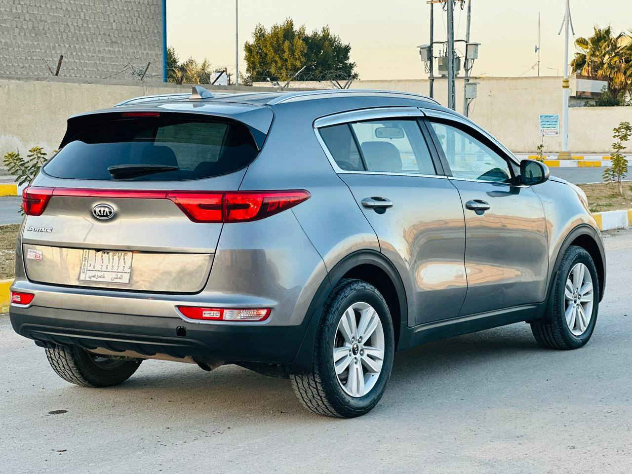 سلام عليكم 
اللبيع أو مراوس 
كيا سبورتج موديل 2017 شكل جديد رقم مثنئ حره تحويل مباشر 
وارد امريكي ضررها جاملغ وباب صبغ جها اليمنه بدون تبديل سياره 
مواصفات سياره 
شاشه حجم وسط 
كامرا خلفيه 
بصمه تشغيل 
كشنات جلد 
كشن كهربائي 
دواخل عسلي 
تحكمات ستيرن كامله 
مانع انحدار 
مانع انزلاق 
محرك 2400 
ويل كروم 
تبريد قطعتين 
سياره جاهزه وجديده الاخير 
كير محرك تبريد تخم تاير حداديه 
جاهزه الاخير 
# مكان - سياره - ناصريه
السعر 135 وبيه مجال 
الاستفسار أكثر ***********
