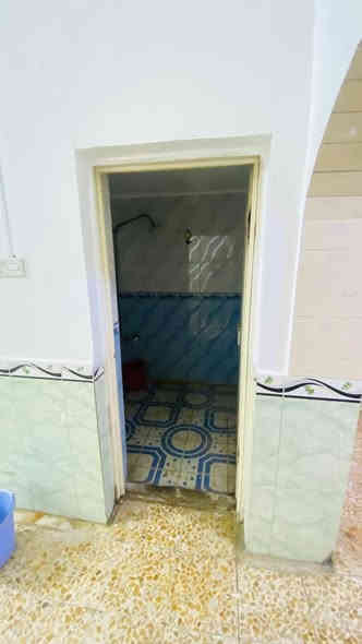 الدار للإيجار 
حي الجمعية خلف شارع الوائلي مباشرة 
المساحة 100 متر (استقبال - غرفة - مطبخ - صالة - حمامات داخلية وخارجية )
قيمة الاجار 400 الف دينار كل شهر والدفع كل ثلاثة اشهر السعر نهائي
للاستفسار الاتصال على الرقم ***********
