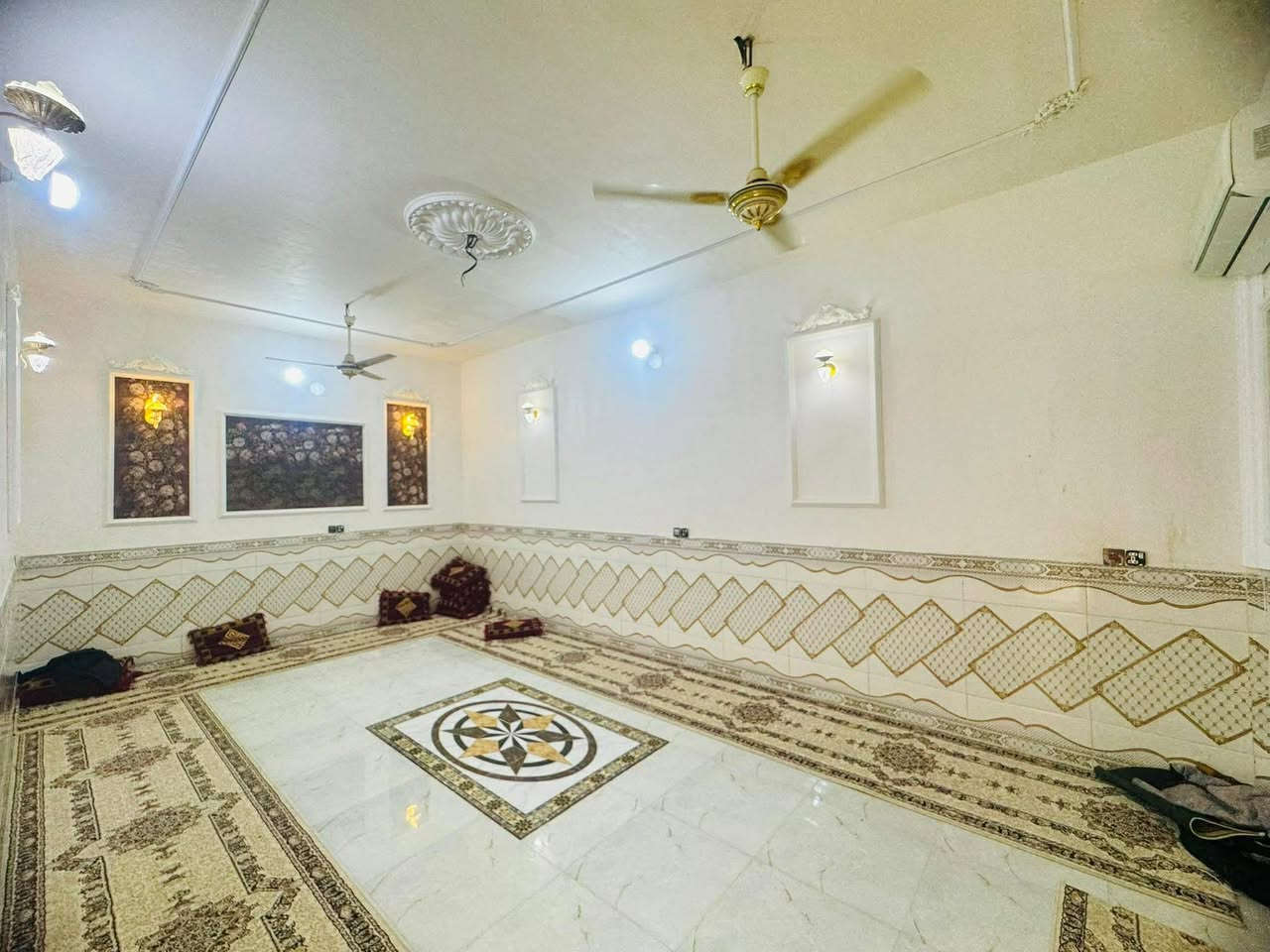 يا الله(   🫡) بيت 🏡 للبيع ( مساحته ٢٠٠ متر طابقين ) مكانه نجف مجمع بيتي مقابيل مجمع لكرار يم حي لنداء مكانه كلش حلو 🤩( وره شارع٦٠ لتجاري ——شارع لبيت ١٢ 🤩)شغل لبيت كله درجه اولئ —-  #لكهرباء بوايري دفن شغل حديث لرضيه بورسلين لدرجه اولئ لثقيل درجه اولئ صب كون كوريت كله شيش ابو 5 لصطح لتجشريف ملبوخه # مطبك شتايكر لدرجه اولئ طابوك جمهوري تئسيس كامرات شبكه ضويه —🤩خطوط مدرسيه 🚌لمدرسه خلفه مباشرتن ماي 💦بل باب لكهرباء ✅يحتوي لبيت عله سته ٤ غرف نوم 🛌 يحتوي لطابق( لول ثنين ٢ غرف نوم 🛌 وصاله ومطبخ وصحيات وصحيات عدد ٢ وكشوفه وستقبال 🤩يحتوي لطابق لثاني اربعه ٢ غرف نوم 🛌 وصاله وصحيات عدد ٢ ومنور خارجي خريطة كلش حلوه 🤩✅( لسعر 140 وبي مجال لشراي) استفسار نتصال او تساب *********** 
***********  📞🧿🧿
