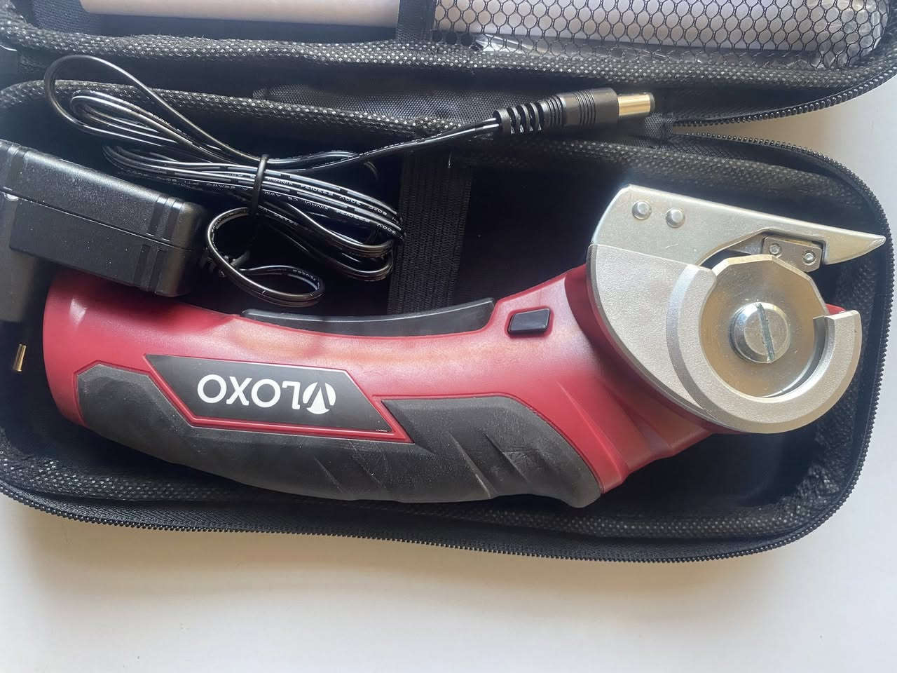 مقص كهربائي لاسلكي (Electric Cordless Scissors) من ماركة VLOXO، وهو أداة عملية جداً للأعمال اليدوية والمنزلية.

السعر 25 الف


**إذا كنت صاحب هذا الإعلان وتريد حذفه لأي سبب، رجاءا أرسل رسالة إلى الدعم الفني**