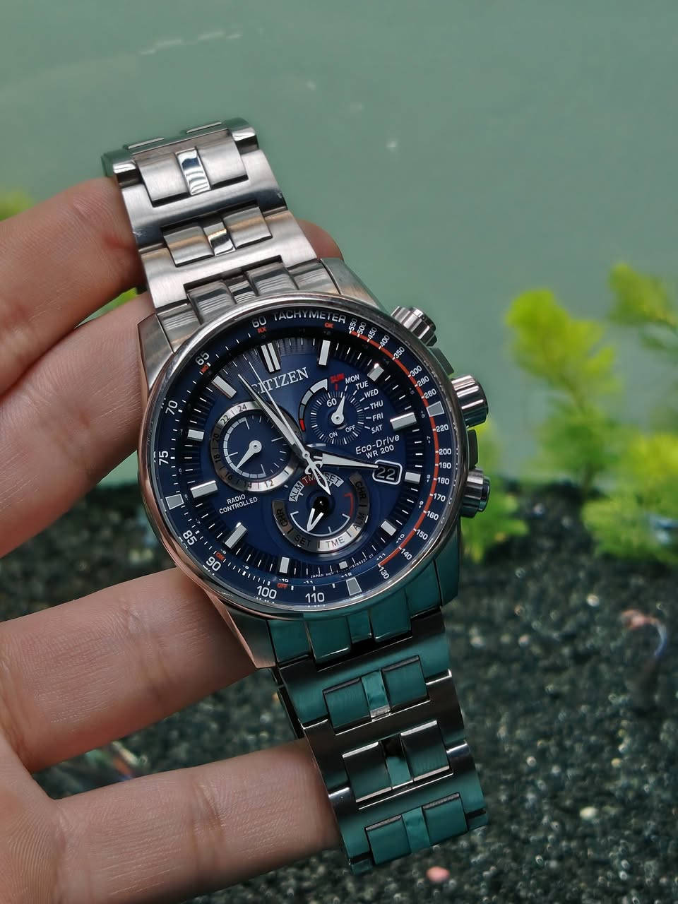 السلام عليكم 

ساعة سيتزن بي كات مستخدم 
CB5880-54L
° الوصف
• تصميم فاخر يجمع بين متانة الفولاذ المقاوم للصدأ مع قرص أزرق مذهل للحصول على مظهر متطور ومناسب لكل من المناسبات غير الرسمية والرسمية، مما يجذب المستهلكين المهتمين بالأناقة ونوع المحرك: تعمل بمحرك Eco-Drive فئة E660، والذي يعتمد على شحن الطاقة من أي مصدر ضوء (طبيعي أو صناعي) ولا يحتاج لتبديل البطارية

° المعلومات الأساسية
• القطر 44 ملم
 •منبه
• تقويم اليوم
• نافذة لعرض التاريخ   
• التوقيت العالمي
• مؤشر احتياطي الطاقة
• تنسيق 12 و 24 ساعة
• كرونوغراف 60 دقيقة
• ضبط الوقت الذري
• مقياس سرعة الدوران 
• منطقة زمنية ثانية
• الساعة، الدقيقة، الثانية
• مقاومة للماء 200 متر
• ارقام وعقارب مضيئة لامينوس
• تعمل بالطاقة الشمسية ايكو درايف
• زجاج الياقوت المضاد للانعكاس 
• الهيكل والسوار مصنوعان من الفولاذ المقاوم للصدأ.

جميع الساعات اصلية معا ضمان🤍.

العنوان: - بغداد - مدينة الصدر ـ الأورفلي 
توصيل لجميع المحافظات 
التواصل واتساب *********** 🤍.
