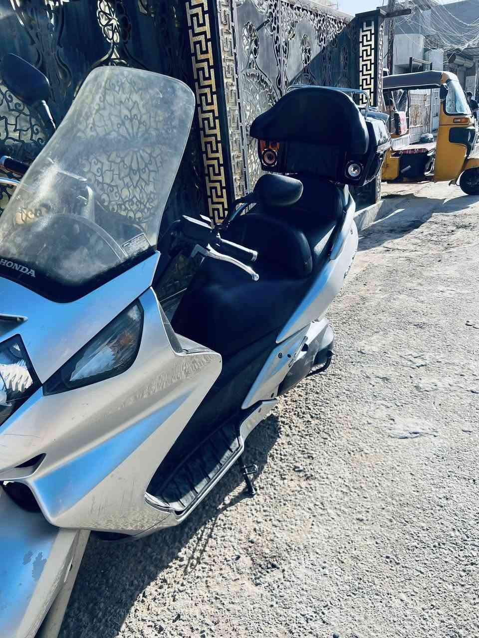 السلام عليكم
سلفر ونج الشكل القديم كفالة عامة
دراجه كلين بدون اي ضرر 
محرك 400cc
عداد الممشى ٣٣ حقيقي
اوراق المعرض موجوده نازله على ايدي
بيها جنطه سستم صوت كامل ولد خلفي 
السعر ١٦ وبيها مجال 
بغداد الزعفرانية 
***********
***********
